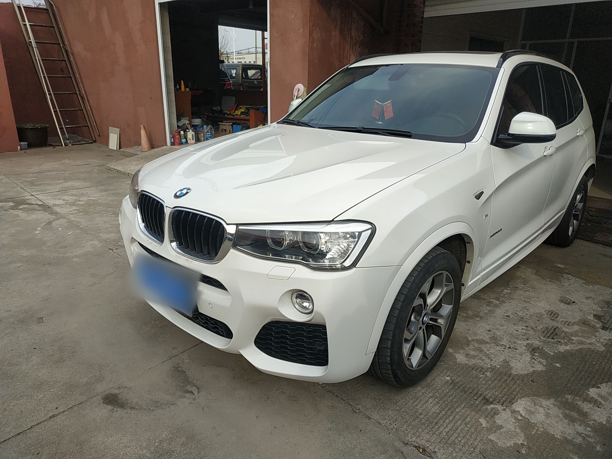 Под передней частью автомобиля