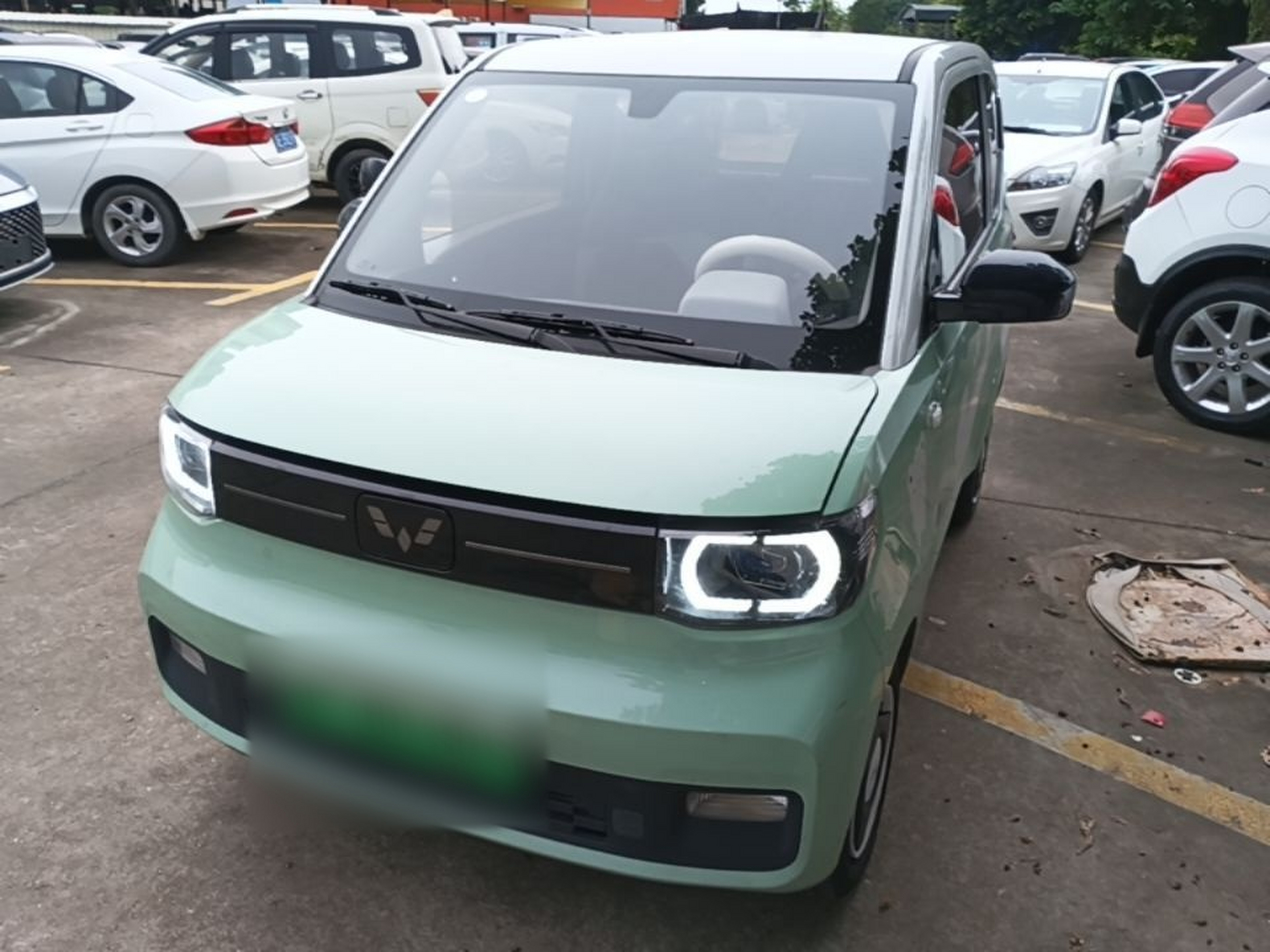 Под передней частью автомобиля