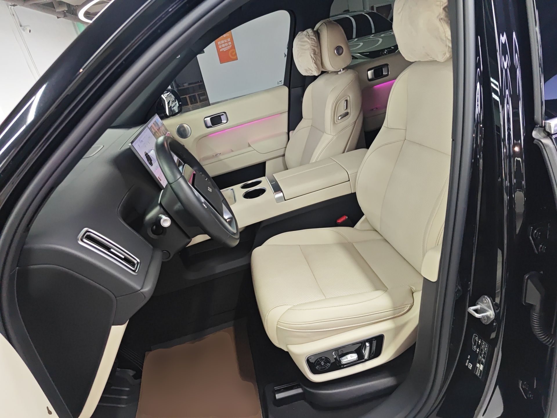 المقاعد الأمامية داخل السيارة