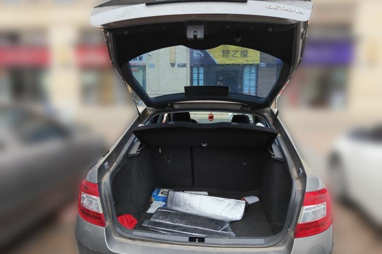 Used Skoda Octavia 2015 1.6L Automatic Yijie Edition Trunk