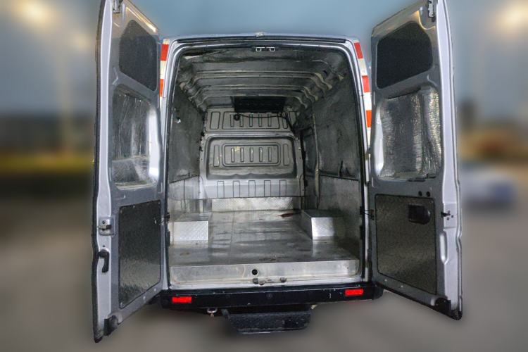 Used Dongfeng Yufeng 2023 V9+ 2.3T Manual Rear-Drive Cargo Van with Dual Rear Tires 3-Seater
