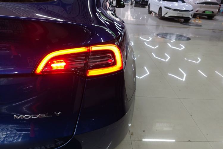 Used Tesla Model Y 2021 Standard Range Rear-Wheel Drive Version Exterior 3