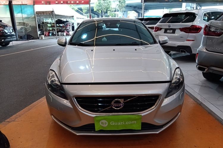 Used Volvo V40 2015 1.6T Zhiyi Edition Front