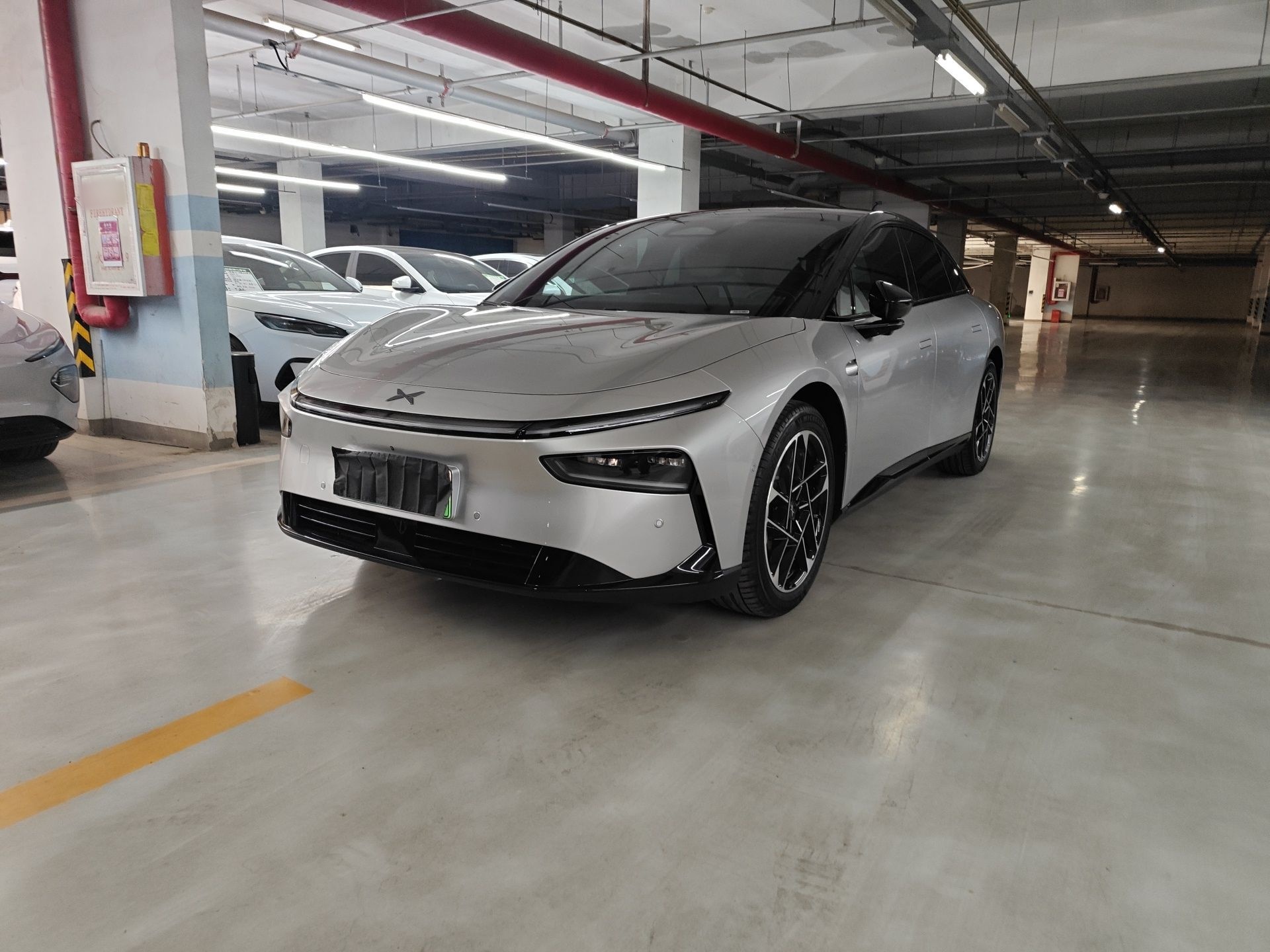 تحت مقدمة السيارة