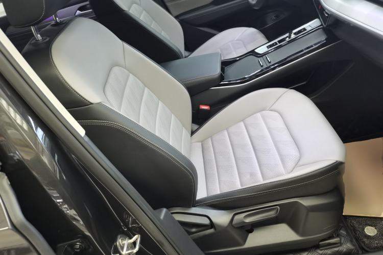 Used Volkswagen Tavendor 2023 330TSI Luxury Touring Edition Right Front Seat