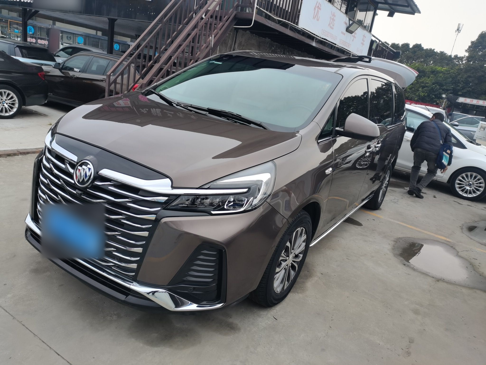 Под передней частью автомобиля