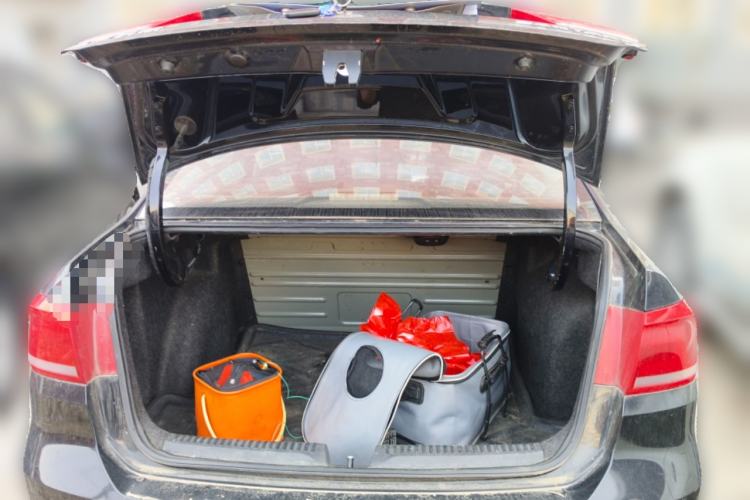 Used Volkswagen Santana 2013 1.6L Manual Fashion Edition Trunk