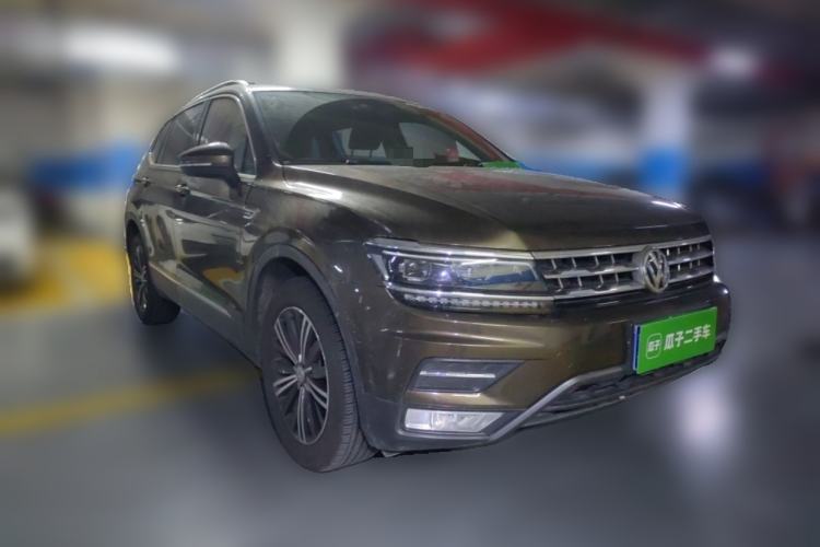 Used Volkswagen Tiguan L 2017 380TSI Automatic All-Wheel-Drive Luxury Edition Front Right 45 Deg