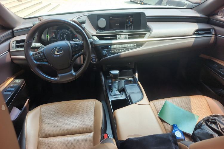 Used Lexus ES 2020 300h Premier Edition Center Console