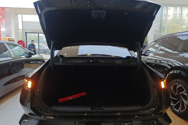 Used Lynk & Co 10 EM-P 2025 Model 240 All-Wheel Drive Ultra—Sport Edition Trunk