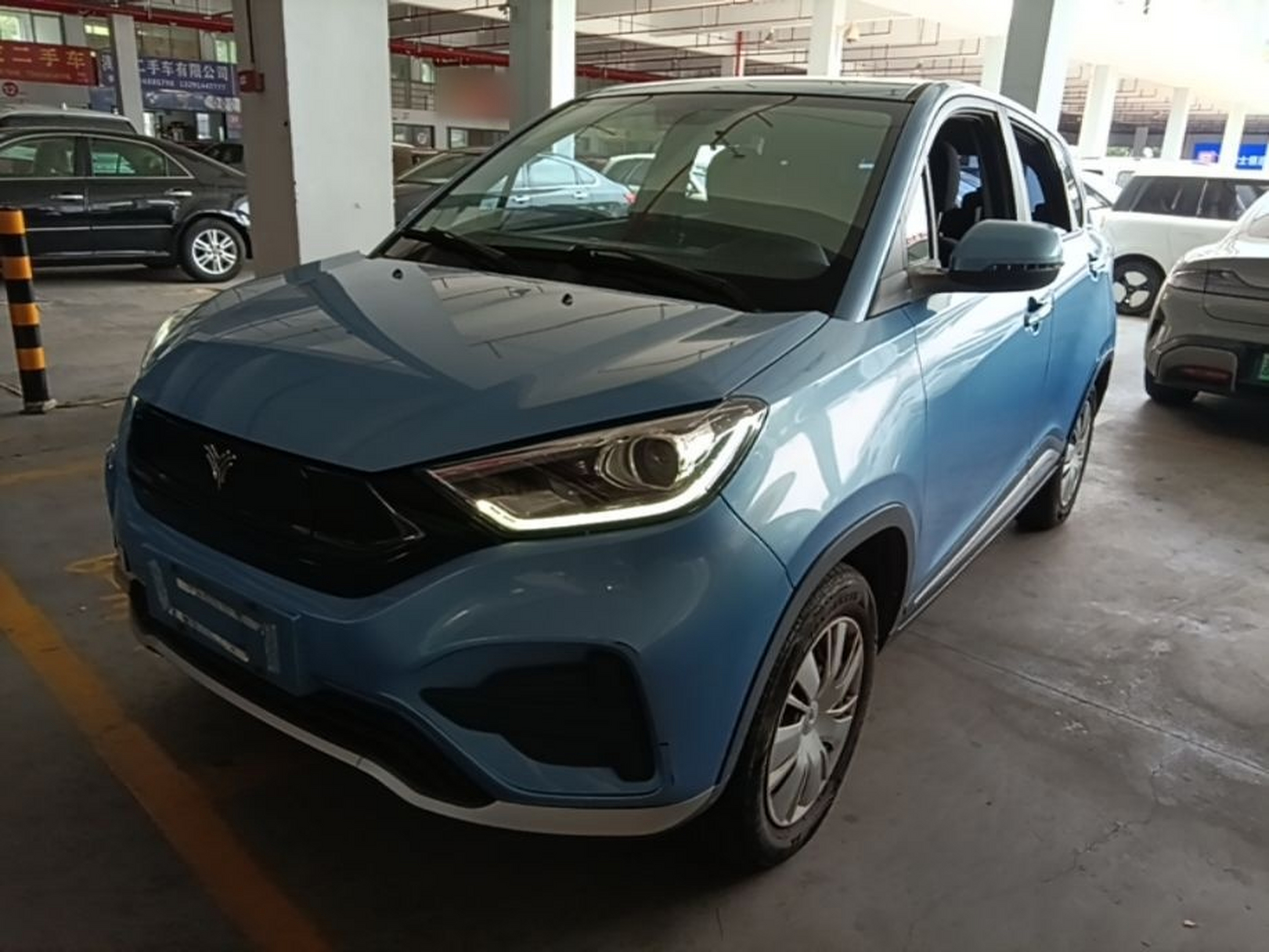 Под передней частью автомобиля