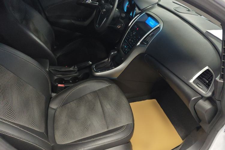 Used Buick GT 2014 XT 1.6L Automatic Fashion Edition Right Front Seat