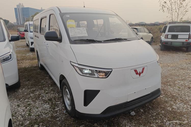 Used Wuling Yangguang 2024 300KM Comfort Version Passenger Van 75kW
