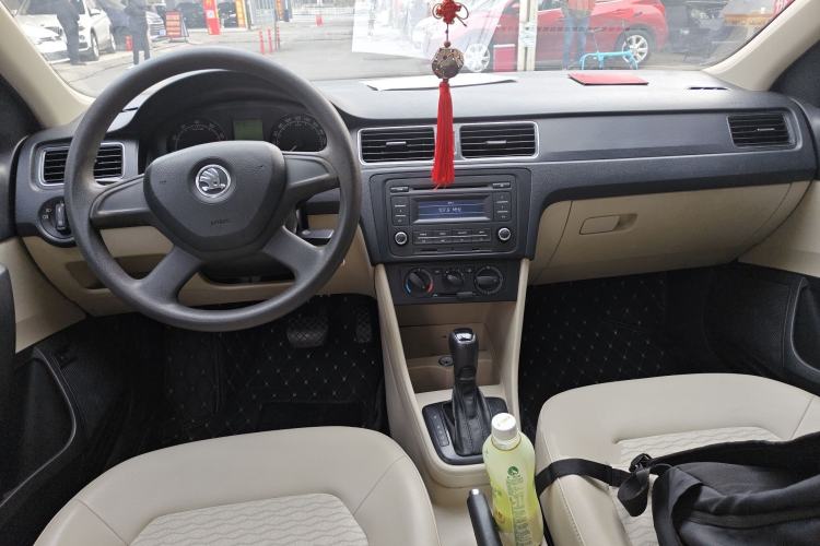 Used Skoda Rapid 2013 1.6L Automatic Smart Selection Model Center Console