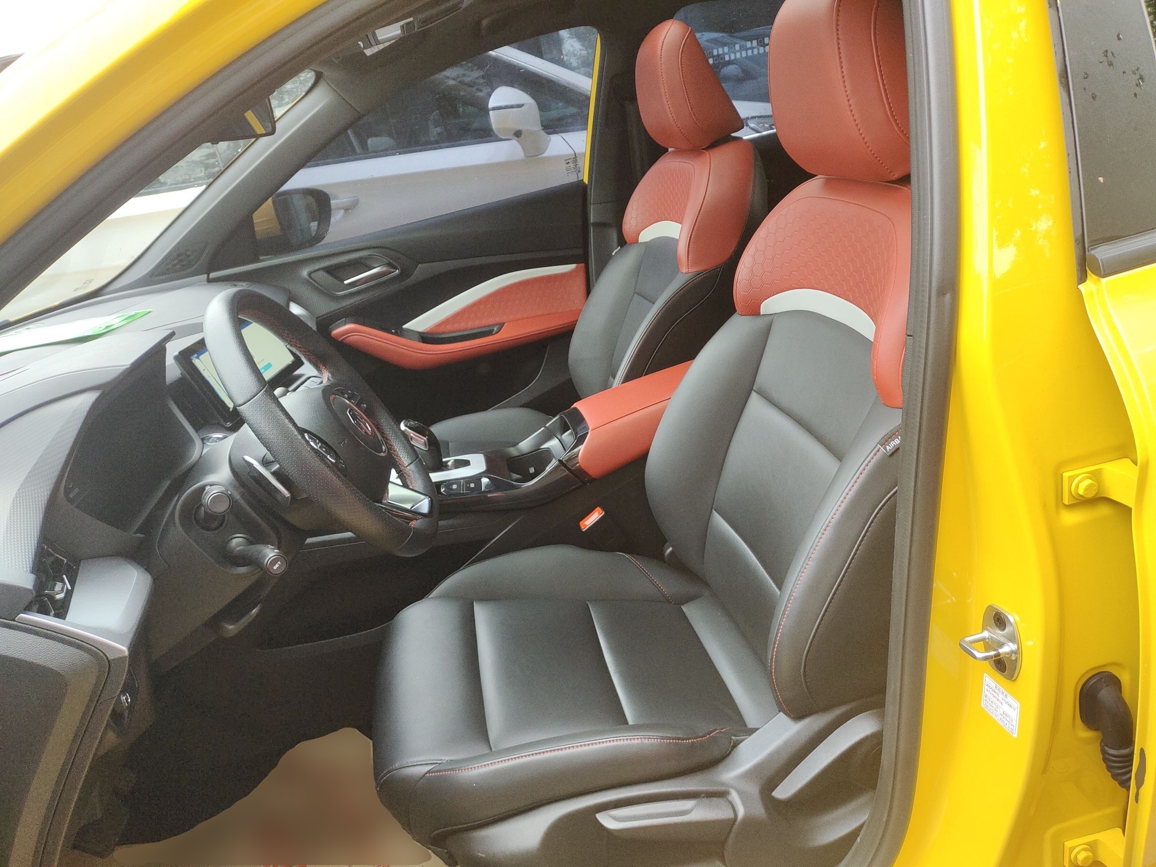 المقاعد الأمامية داخل السيارة