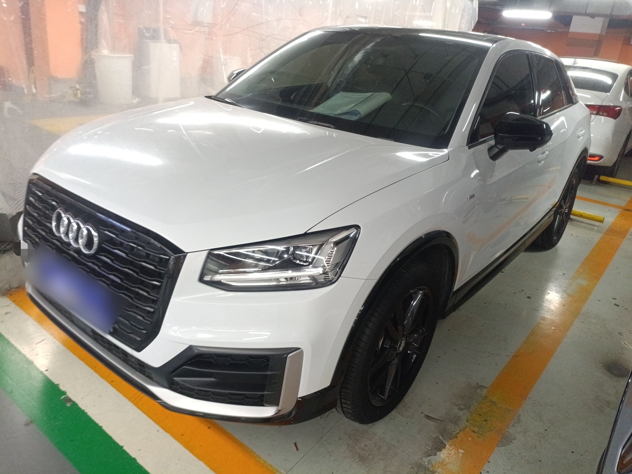 تحت مقدمة السيارة