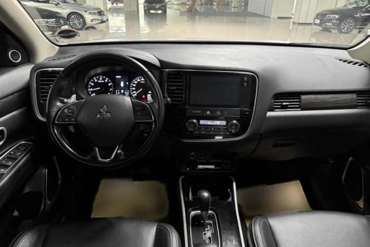 Used Mitsubishi Outlander 2019 2.4L 4x4 Zhi Xiang Edition 5 Seats China VI Standard
