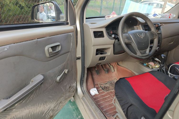 Used Wuling Rongguang V 2015 1.2L Practical Model
