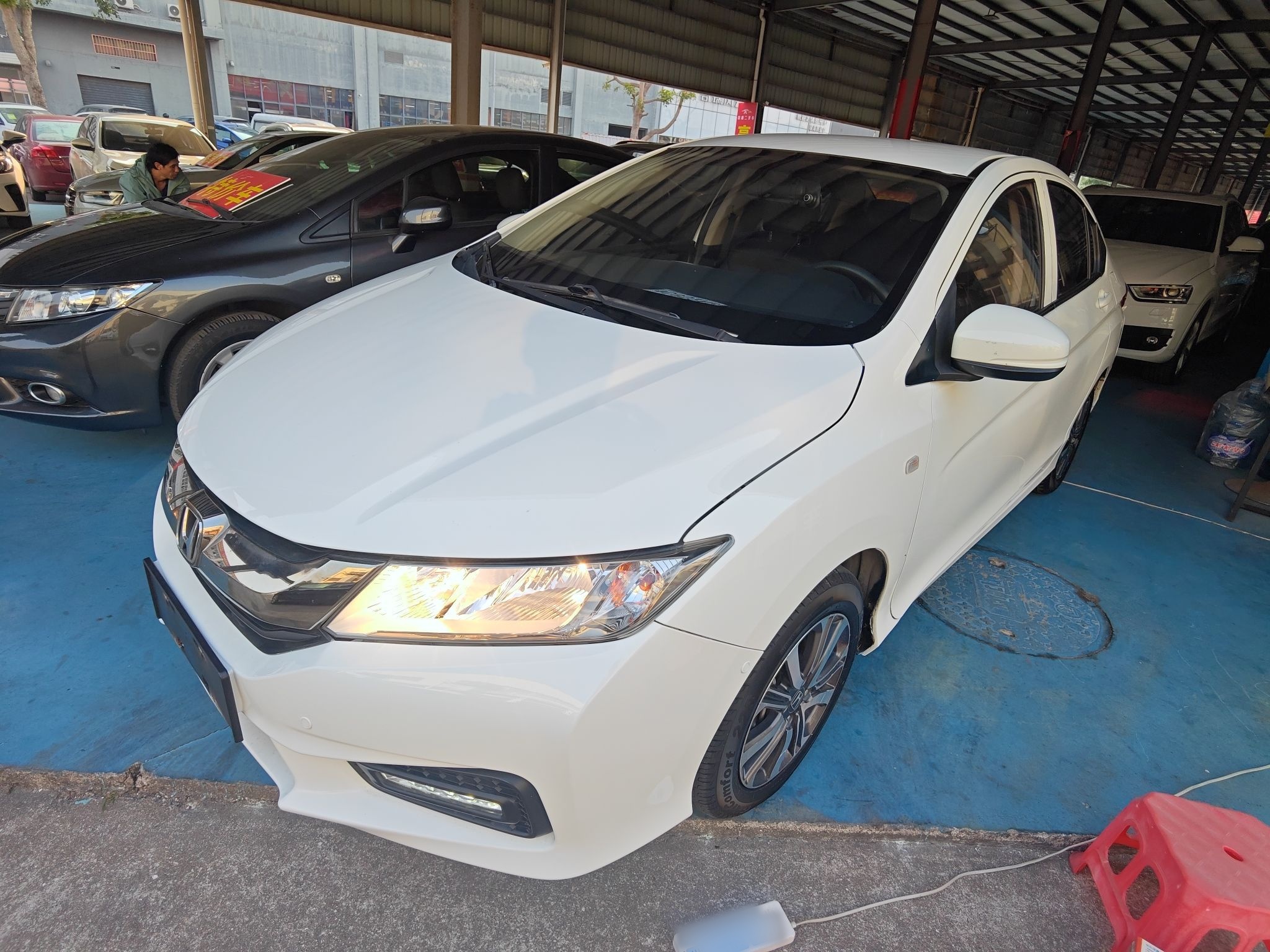 تحت مقدمة السيارة