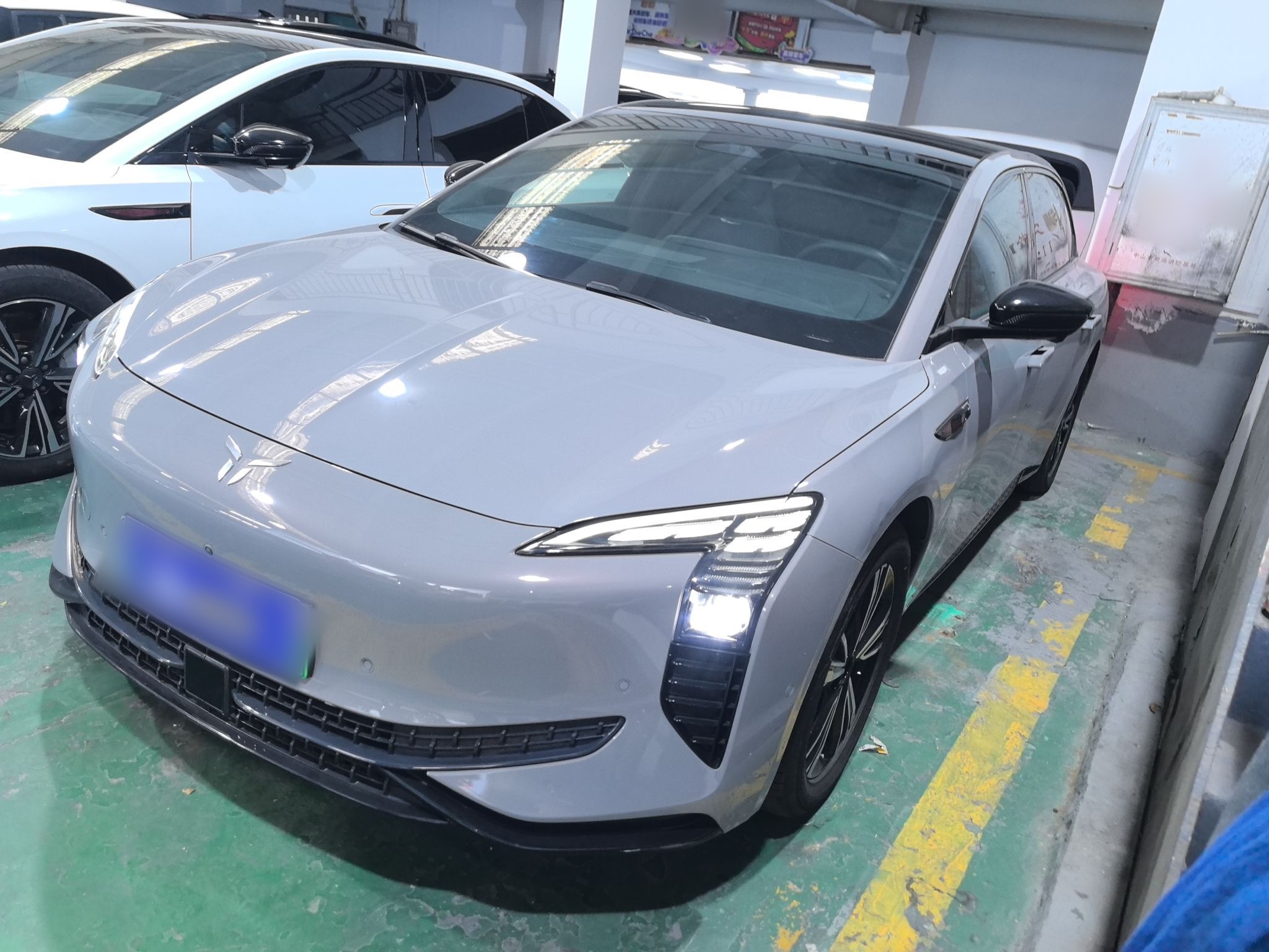 تحت مقدمة السيارة