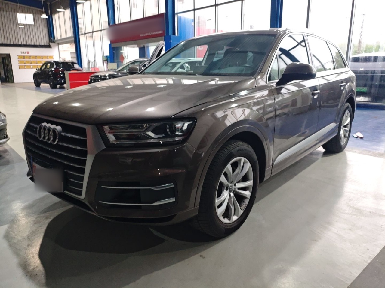 تحت مقدمة السيارة