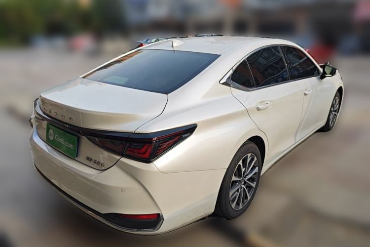 Used Lexus ES 2025 200 Premium Edition Rear Right 45 Deg