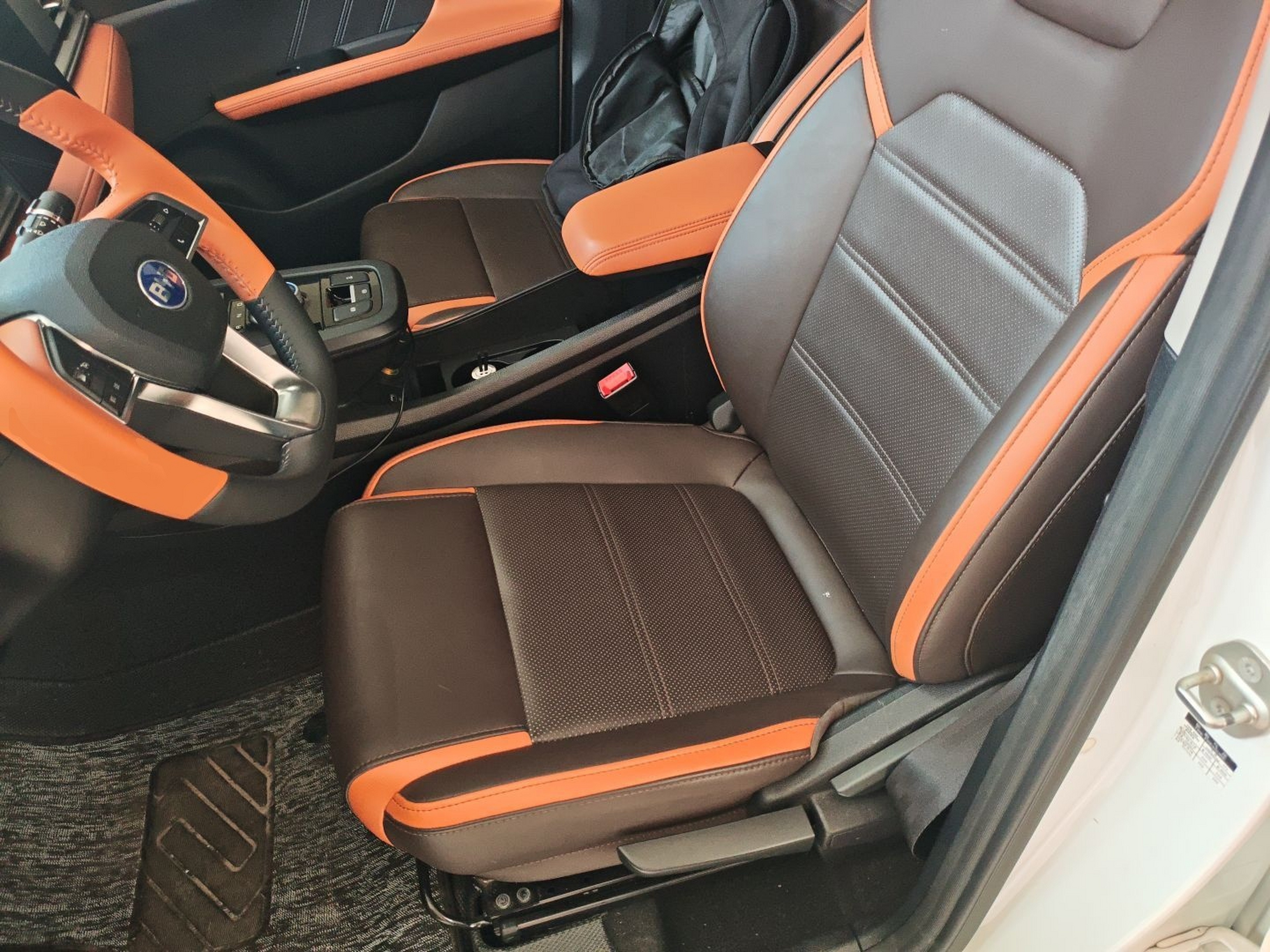 المقاعد الأمامية داخل السيارة