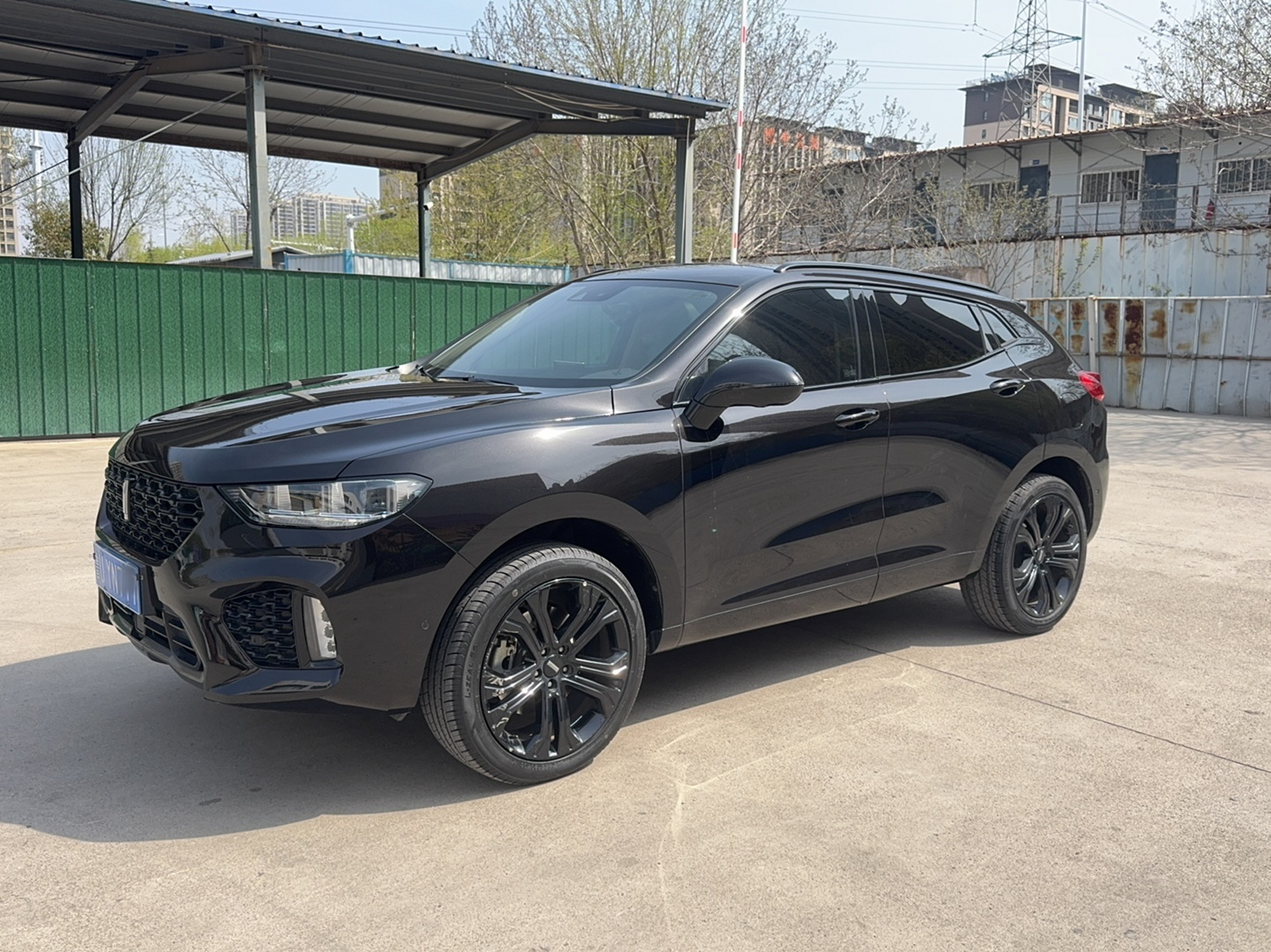 Под передней частью автомобиля