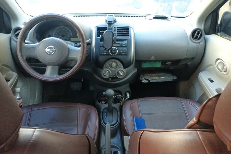 Used Nissan Sunny 2011 1.5XE CVT Comfort Edition Center Console