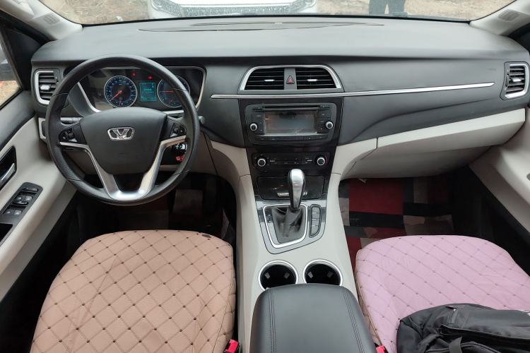 Used Huasong 7 2015 2.0T Automatic Comfort Model Center Console