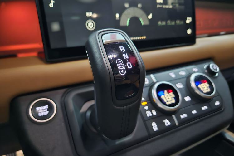 Used Land Rover Defender 2023 Facelift 110 3.0T P400 X-DYNAMIC HSE Gear Lever