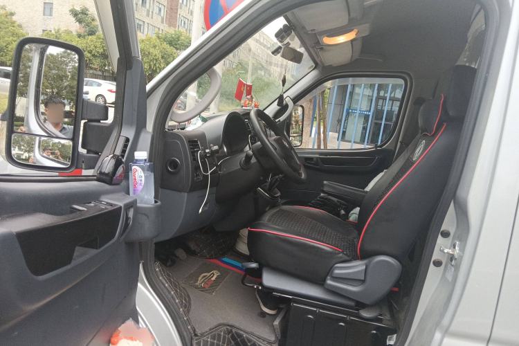 Used Dongfeng Yufeng 2021 2.0T Power King Front-Drive Logistics Vehicle Long Wheelbase Mid-Roof Design 6–9 Seats China VI Emission Standard ZD20
