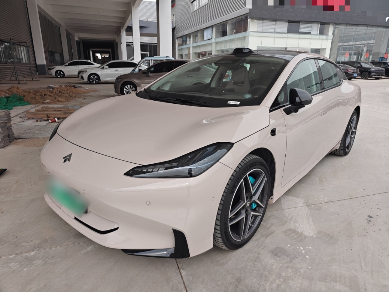 Под передней частью автомобиля