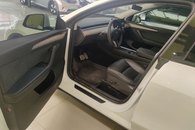 Used Tesla Model Y 2021 Long-Range All-Wheel-Drive Version
