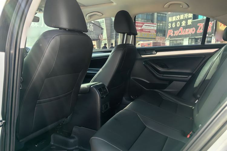 Used Volkswagen Sagitar 2018 1.6L Automatic Comfort Model Interior 3