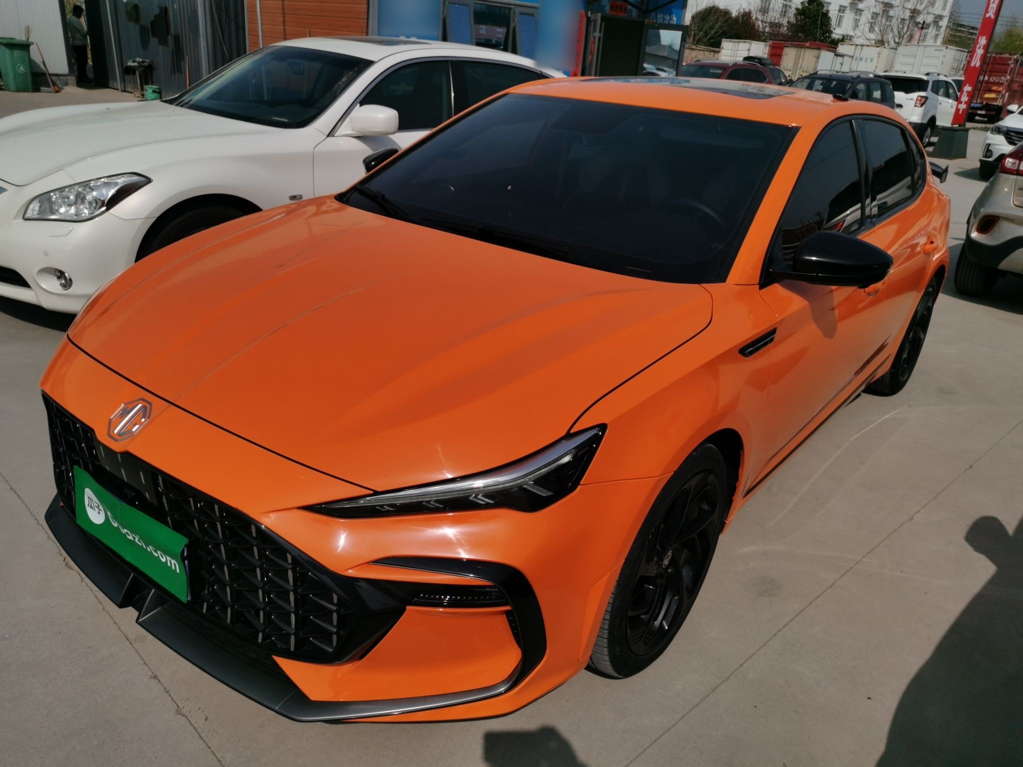 تحت مقدمة السيارة