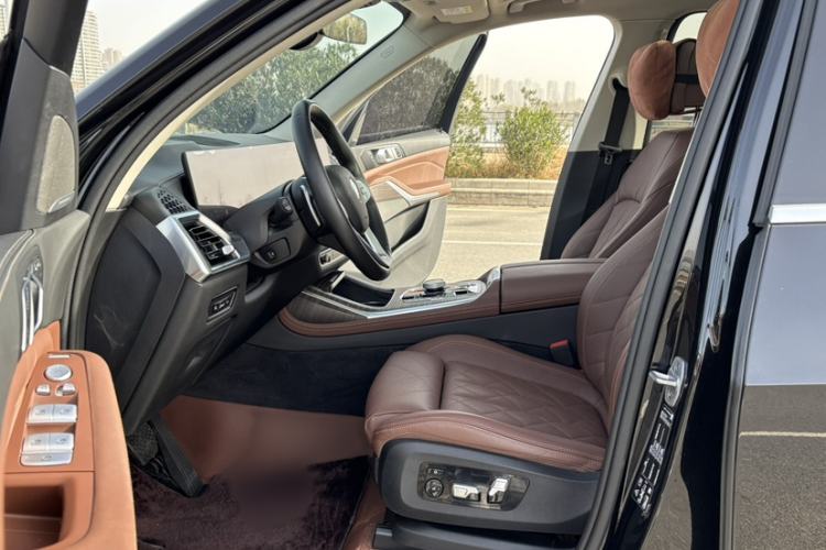 Used BMW X7 2023 xDrive40i Luxury Package with Leading Features