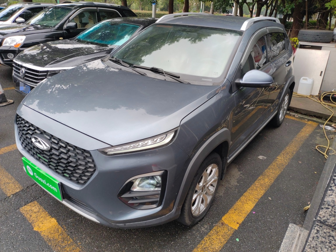 Под передней частью автомобиля