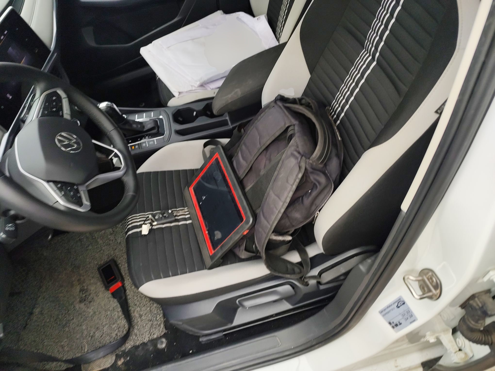 المقاعد الأمامية داخل السيارة