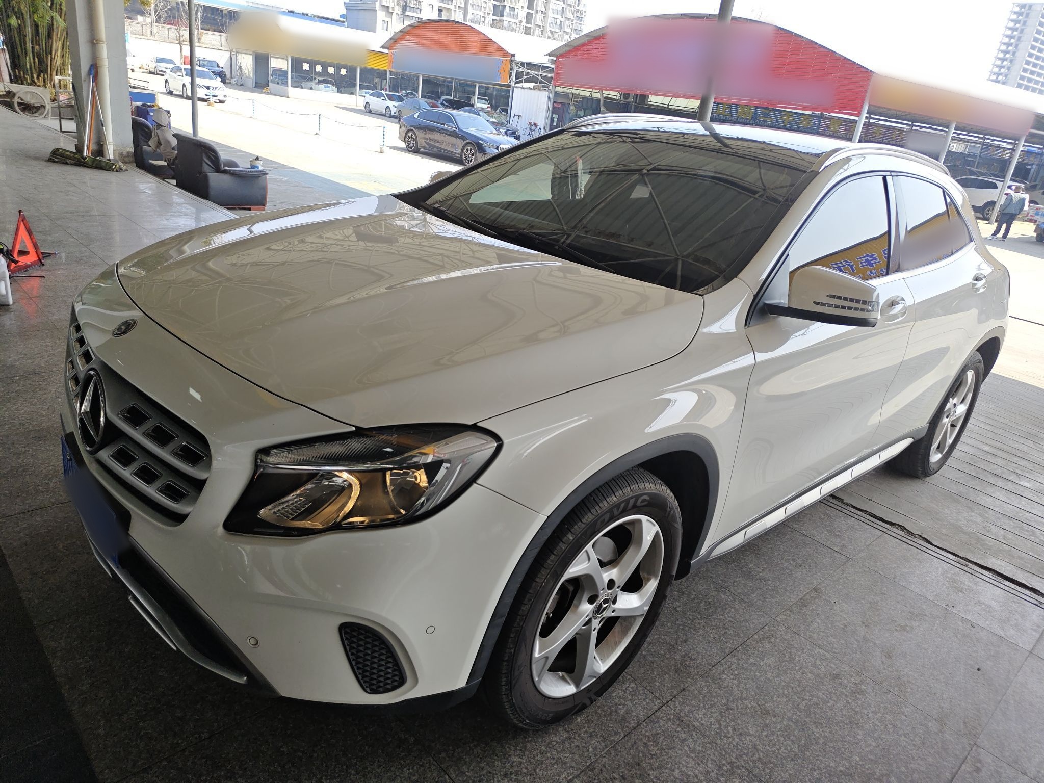 تحت مقدمة السيارة