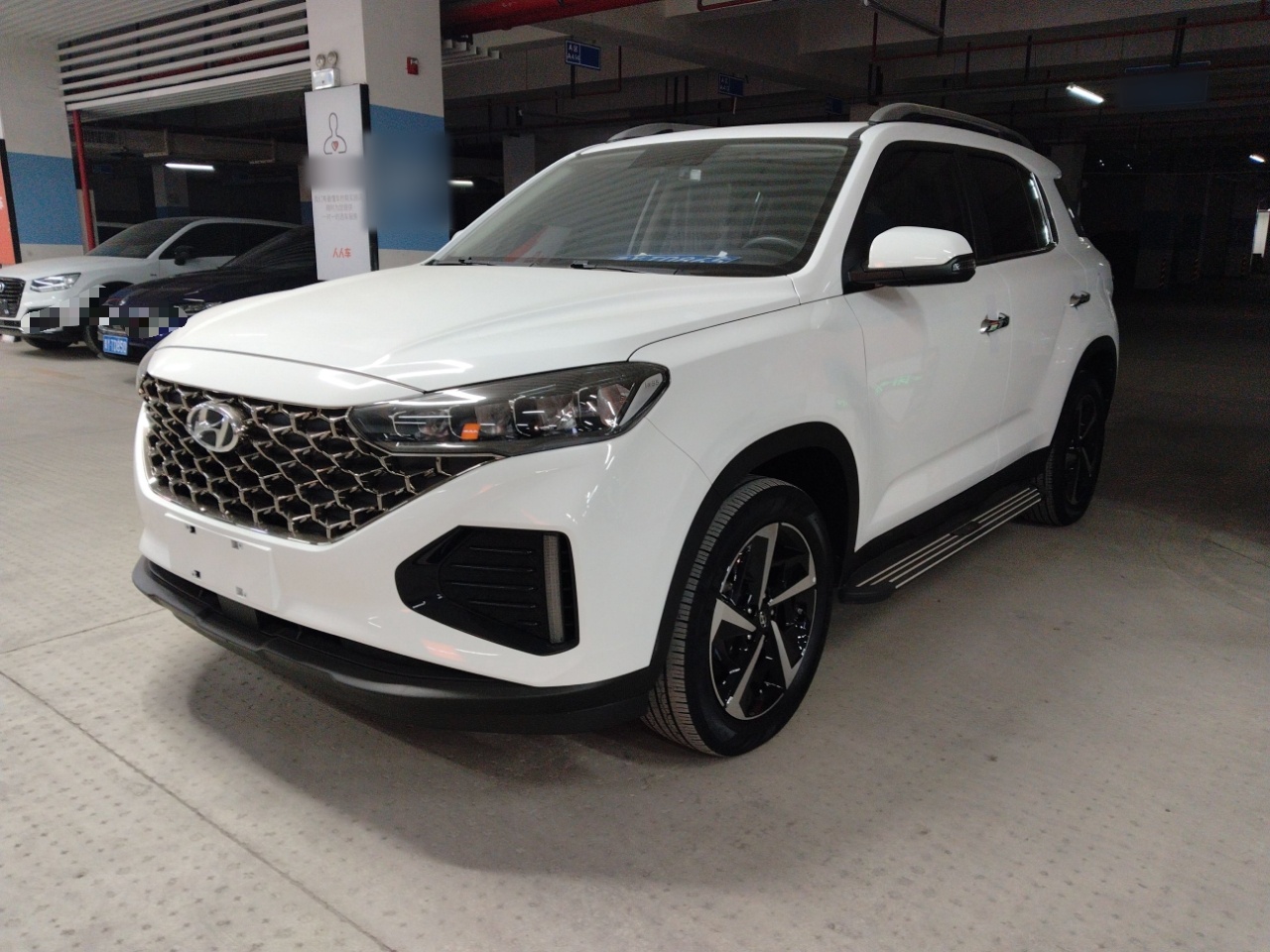 تحت مقدمة السيارة