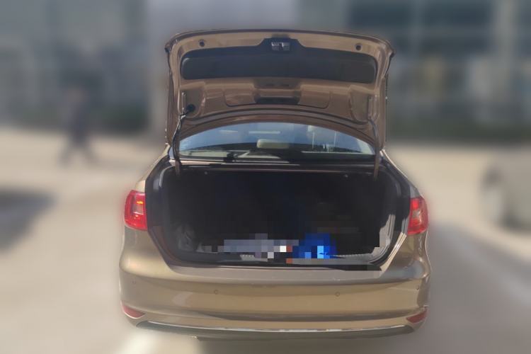 Used Volkswagen Sagitar 2012 1.6L Automatic Fashion Edition Trunk