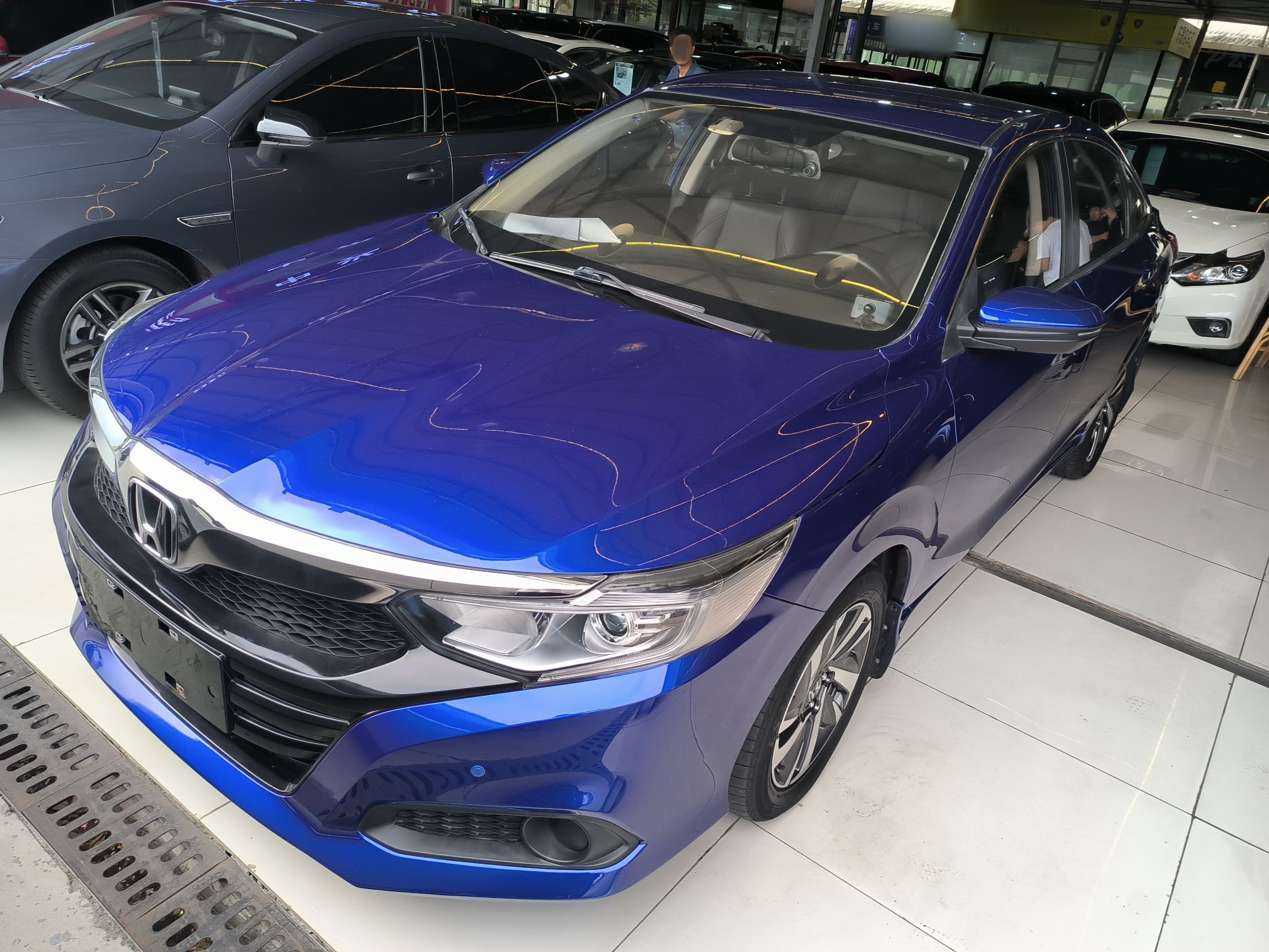 تحت مقدمة السيارة