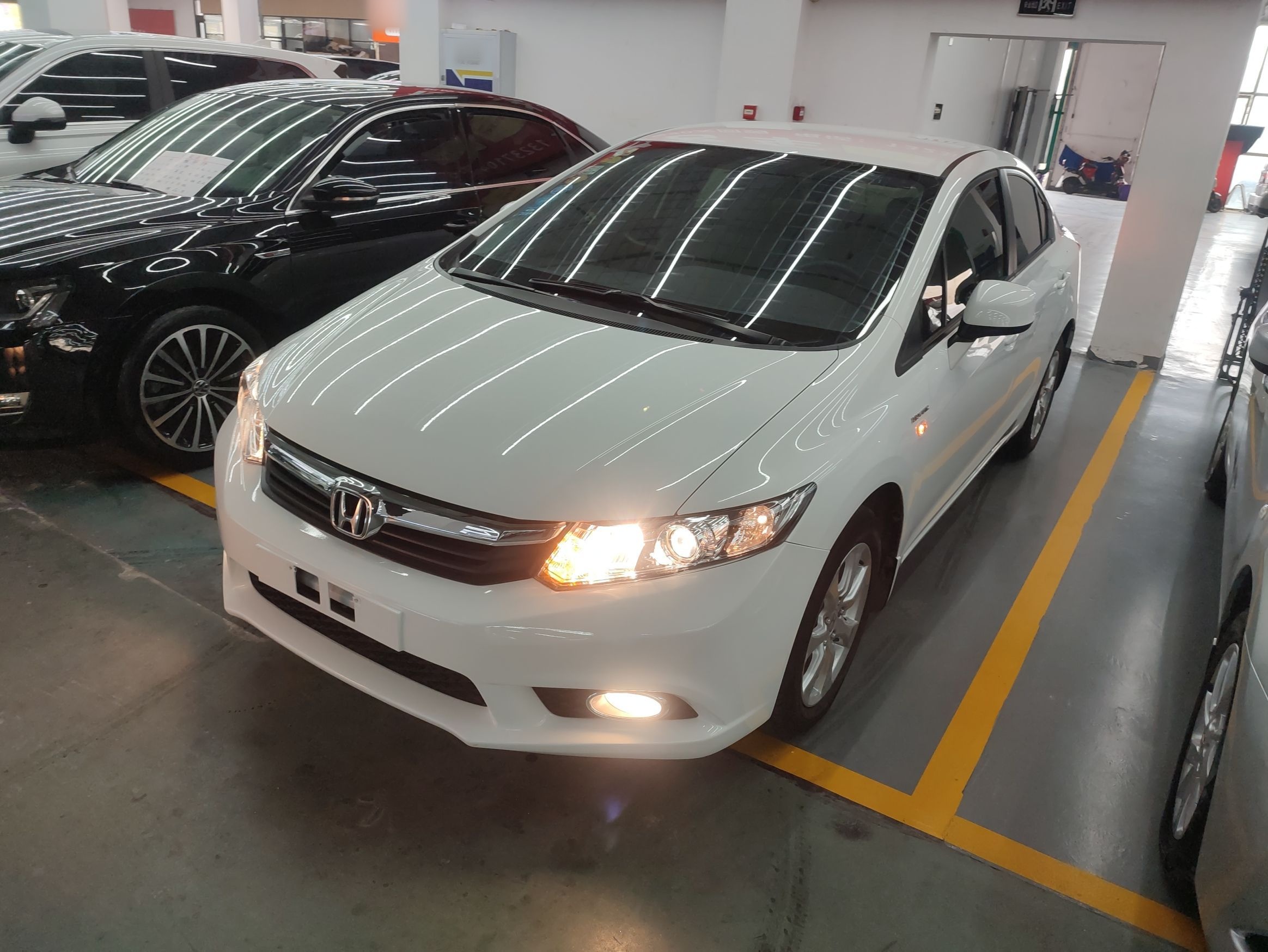 تحت مقدمة السيارة