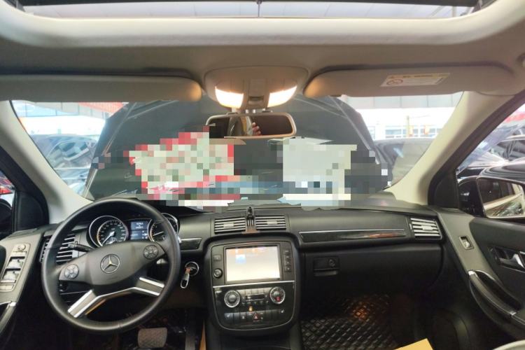 Used Mercedes-Benz R-Class 2017 R 320 4MATIC Business Edition Prestige Model Center Console