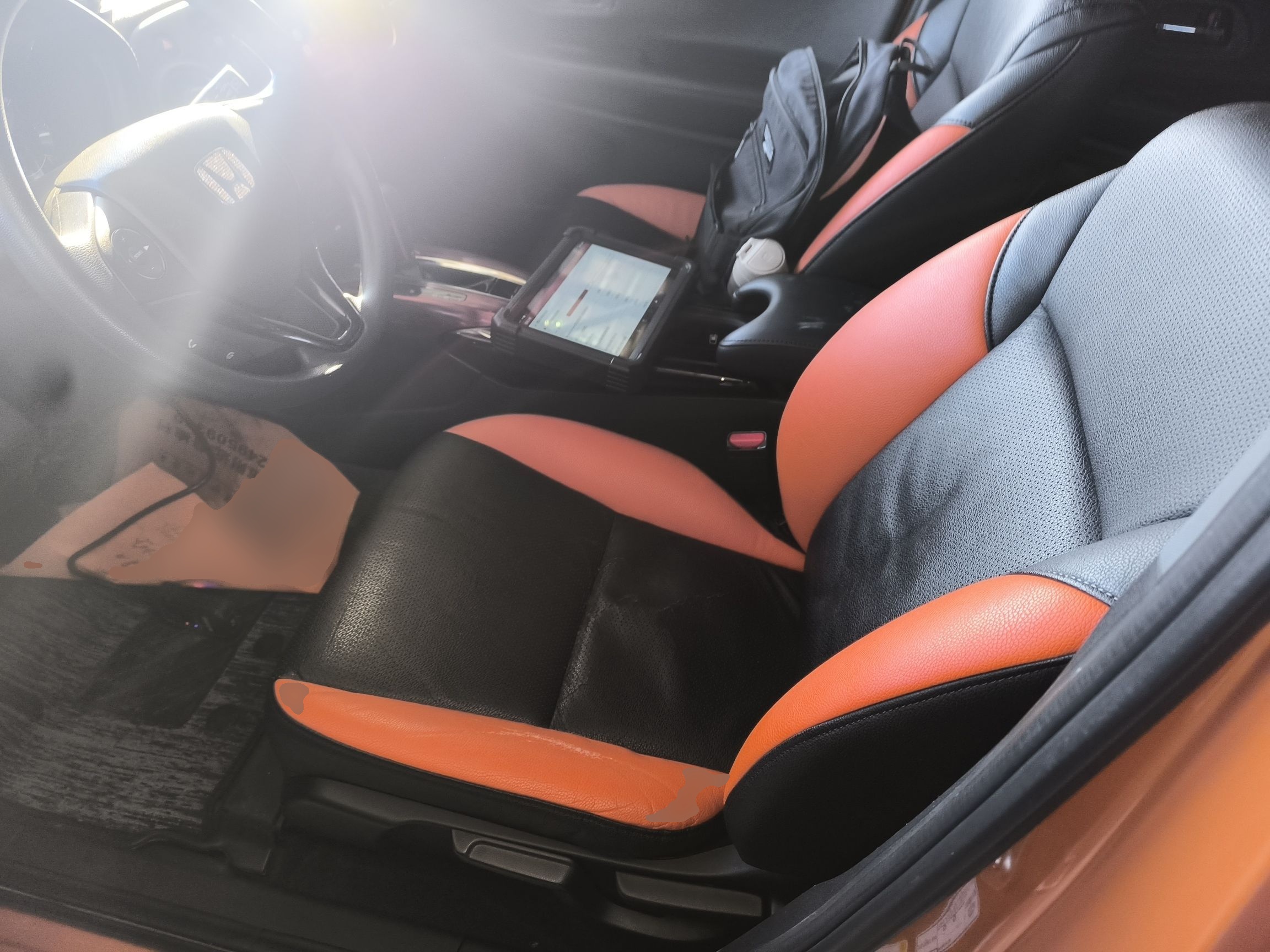 المقاعد الأمامية داخل السيارة