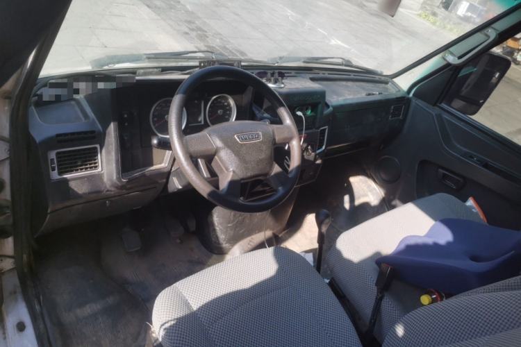 Used Iveco Daily 2023 2.5T V40 Van Long Wheelbase Mid-Roof Design Dual Tires Side-Swing Doors 2-3 Seater