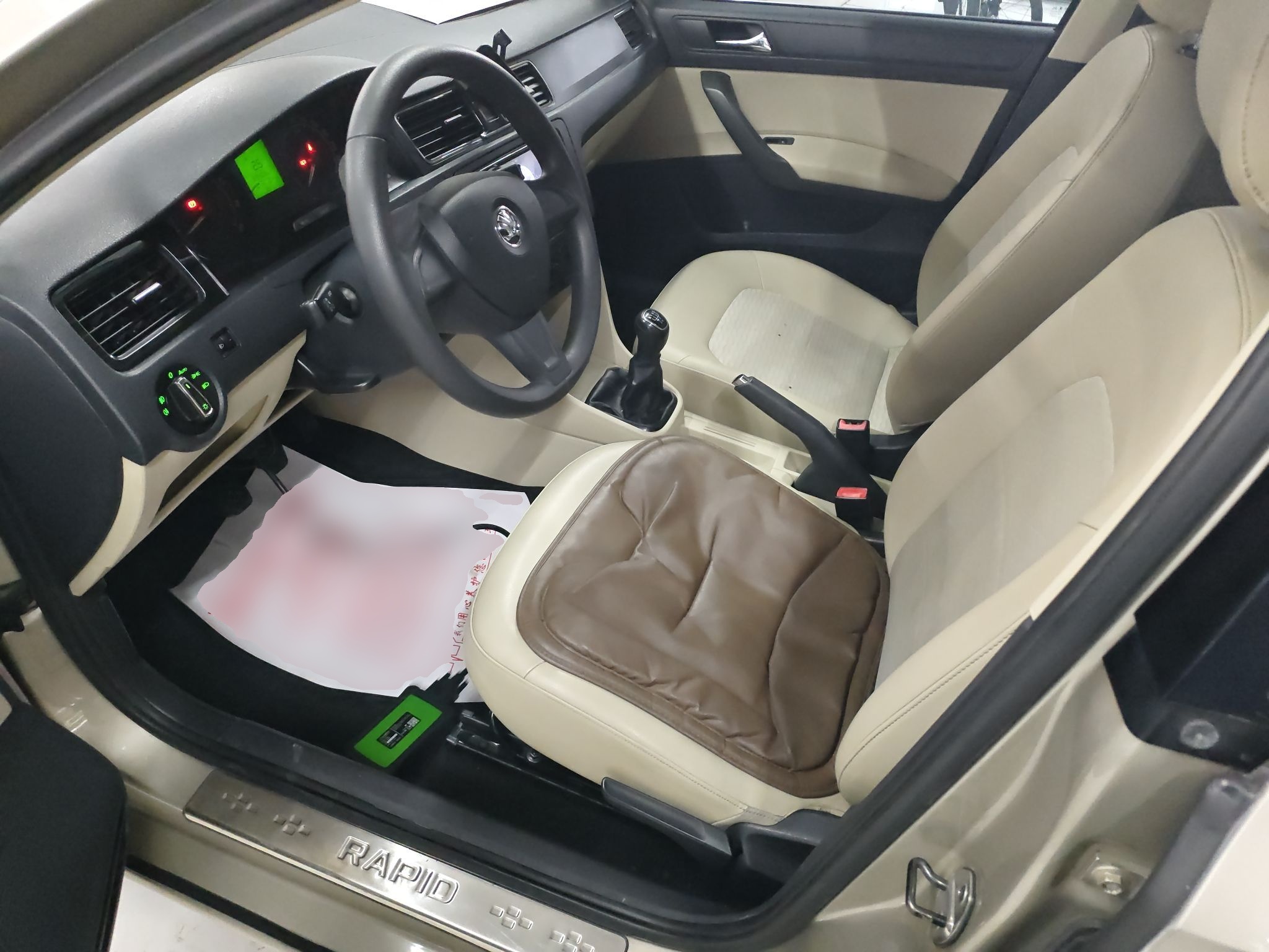 Переднее сиденье в автомобиле