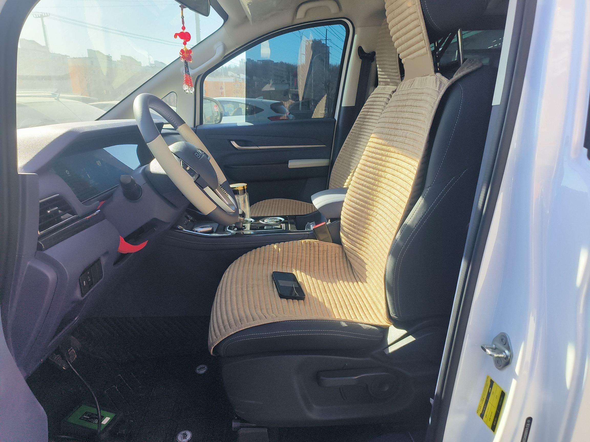 المقاعد الأمامية داخل السيارة