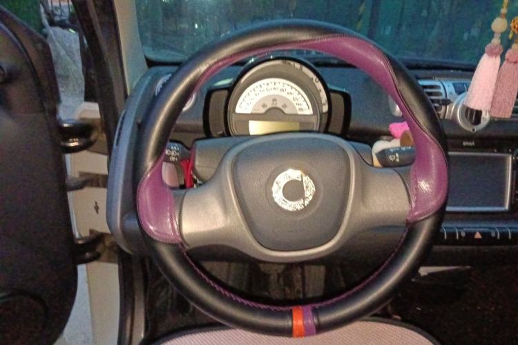 Used smart fortwo 2014 1.0 MHD Midnight Purple Limited Edition Steering Wheel